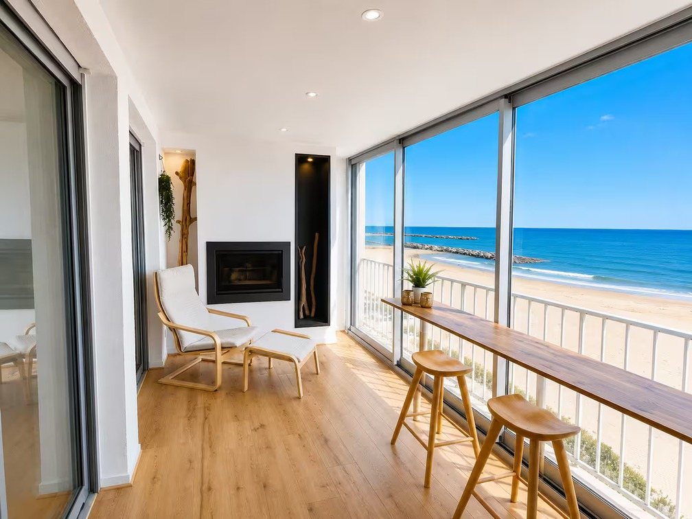 Salon lumineux avec vue sur la plage